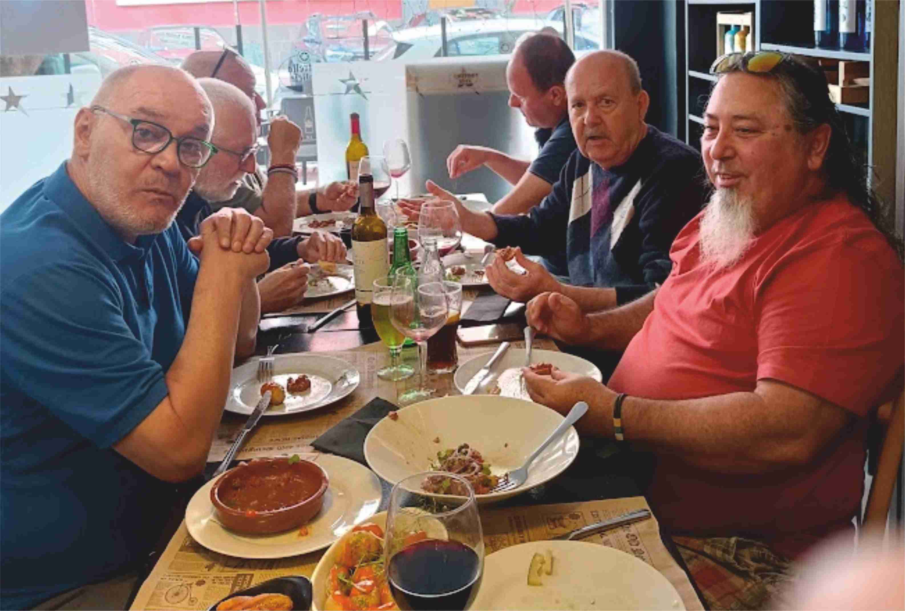 Miembros de Taifa del Enyesque durante encuentro gastronómico