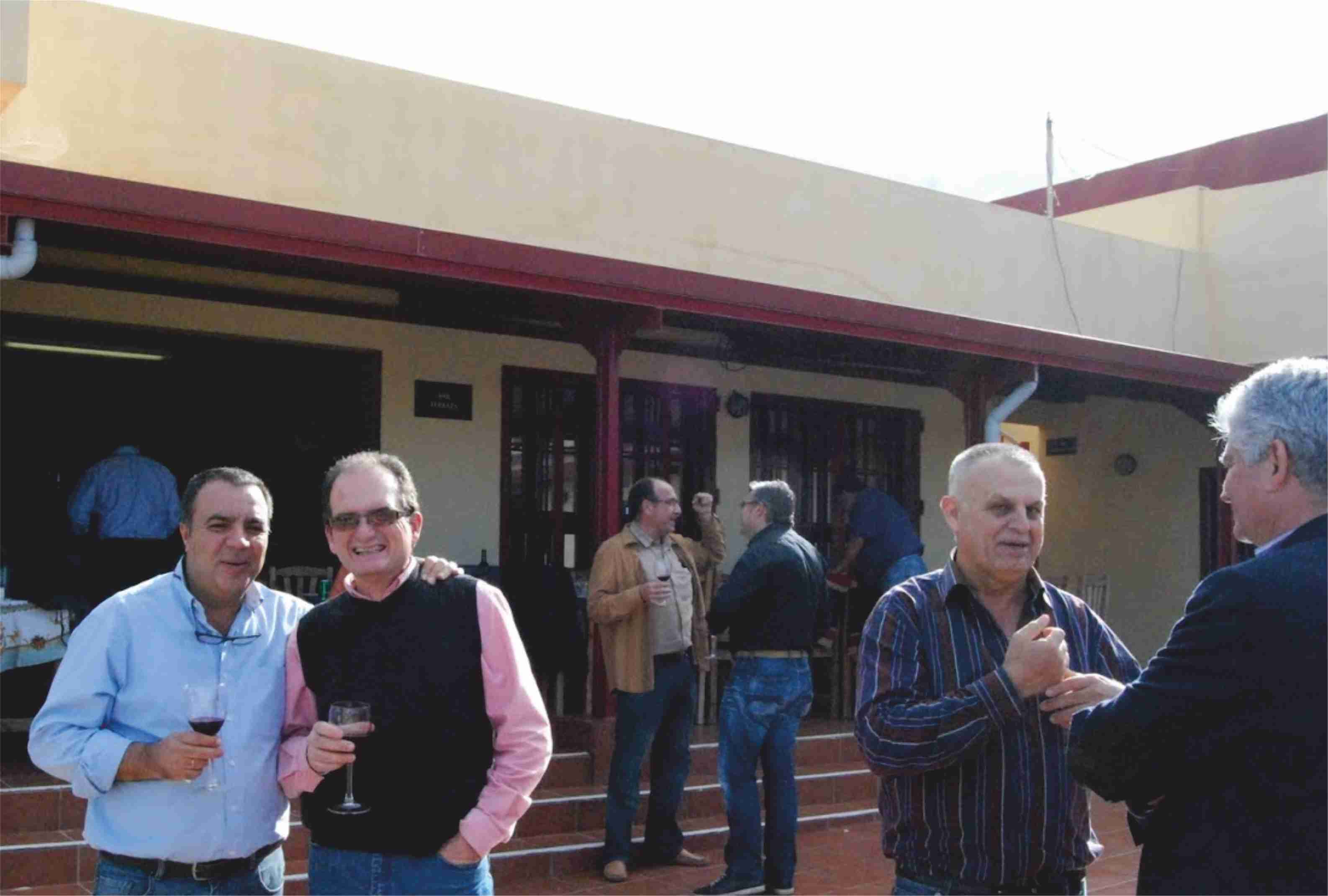 Miembros de Taifa del Enyesque durante encuentro gastronómico
